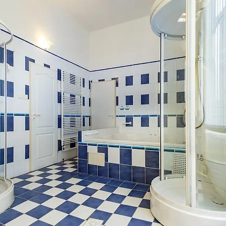 - Restaurant Atrium Πανσιόν