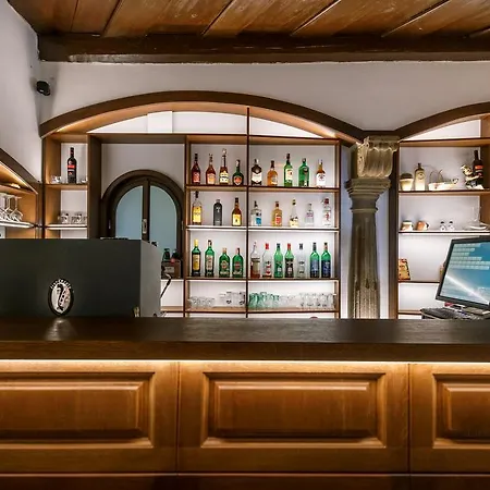 - Restaurant Atrium Πόπραντ